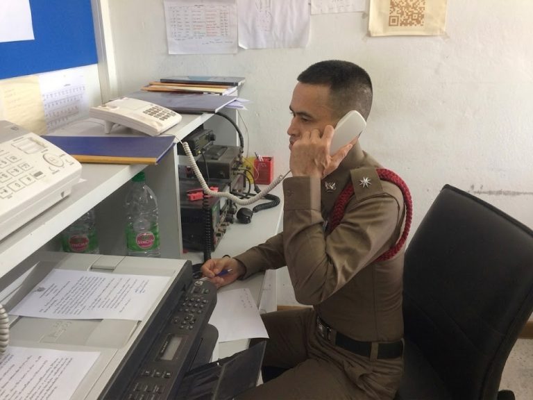 เจ้าหน้าที่วิทยุบริการข้อมูลให้ประชาชน